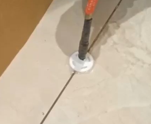 朗县瓷砖空鼓维修公司专业解答瓷砖在铺贴过程中，如果没有涂抹均匀到位的粘结材料（如水泥砂浆或瓷砖胶），可能会导致以下问题