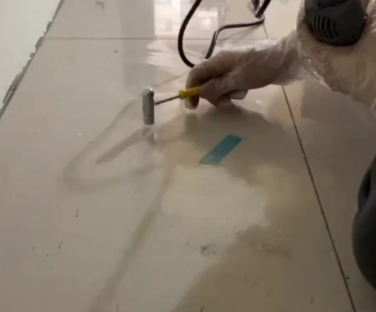 朗县瓷砖开裂维修公司专业分享瓷砖在铺贴前如果没有沥干水分，将会导致以下问题